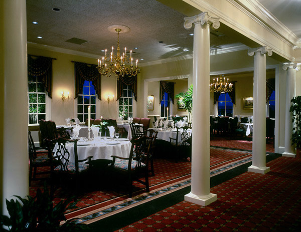 Smooth Scamozzi Columns in Dining Area